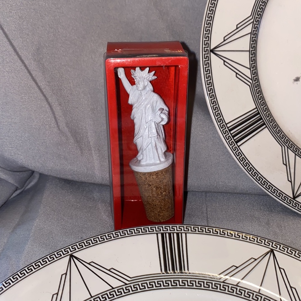 Statue Of Liberty, the White House, Mount Rushmore, salt and pepper, wine cork - Picture 3 of 9